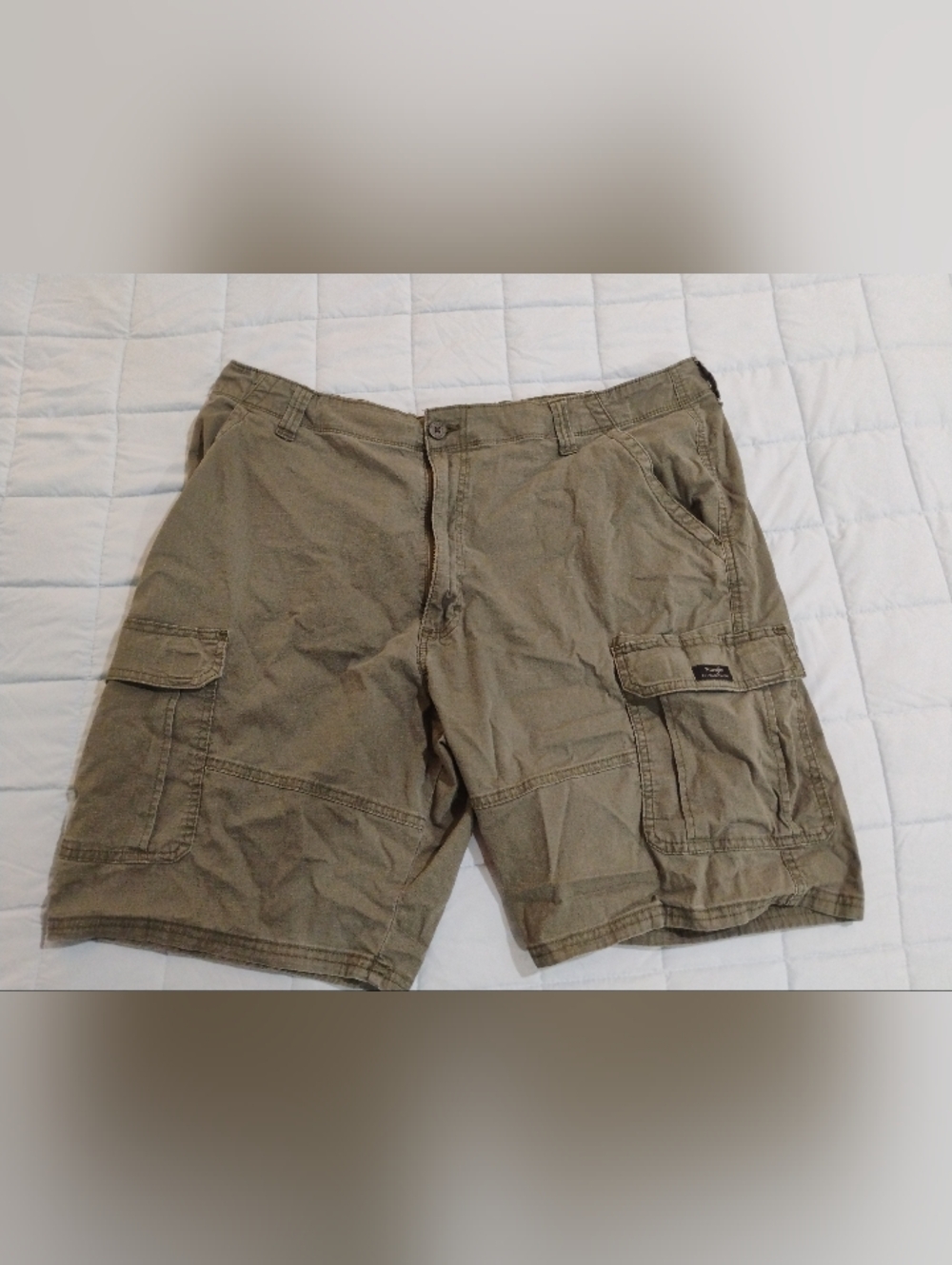 Wrangler Olive Cargo Shorts with Side Pockets